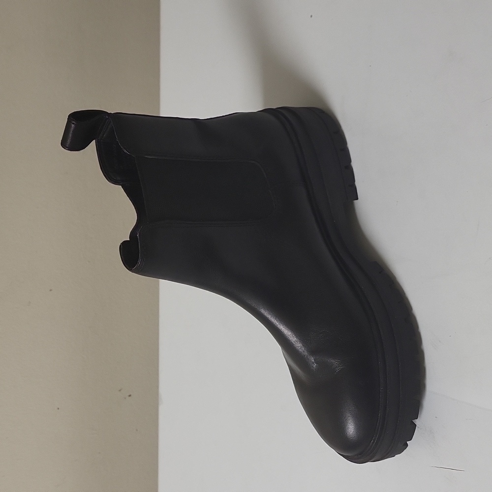 Steve Madden Chelsea Boots in Black  Single Shoe | size 6M